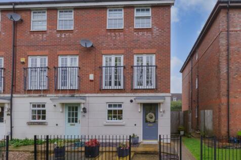 3 bedroom town house for sale