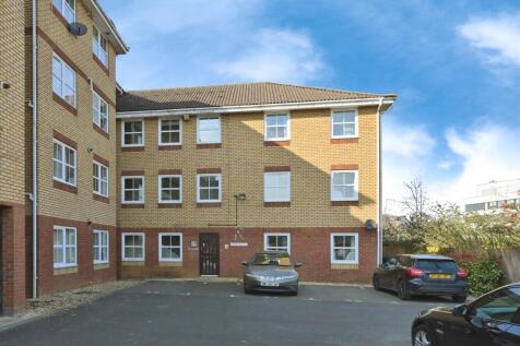 1 bedroom ground floor flat for sale