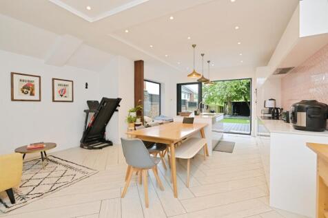 4 bedroom end of terrace house for sale