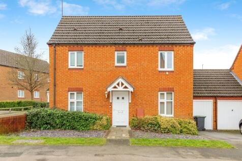 3 bedroom link detached house for sale