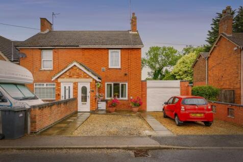 2 bedroom semi-detached house for sale