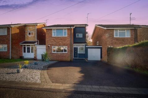 3 bedroom link detached house for sale