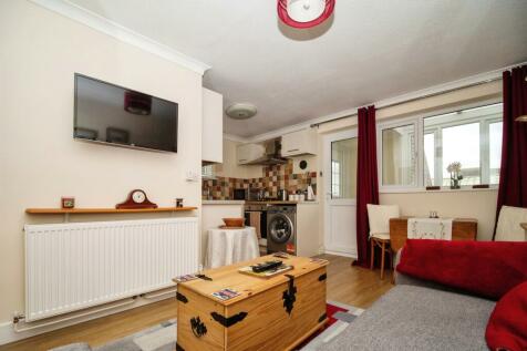 2 bedroom ground floor flat for sale