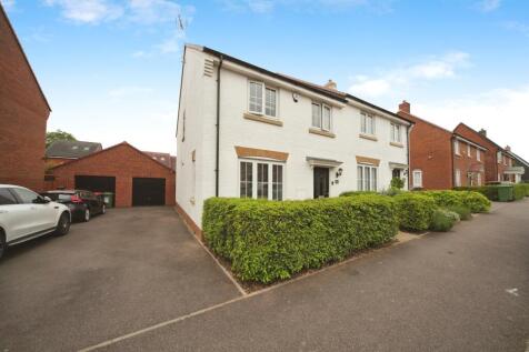 4 bedroom semi-detached house for sale