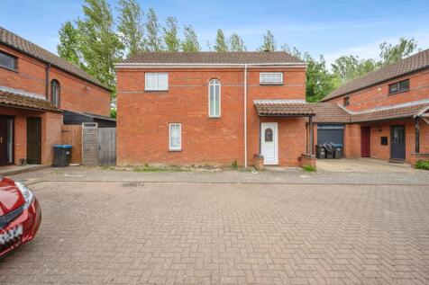 3 bedroom link detached house for sale