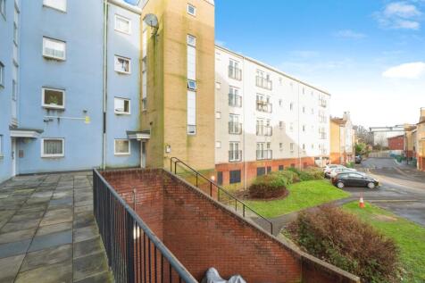 2 bedroom ground floor flat for sale