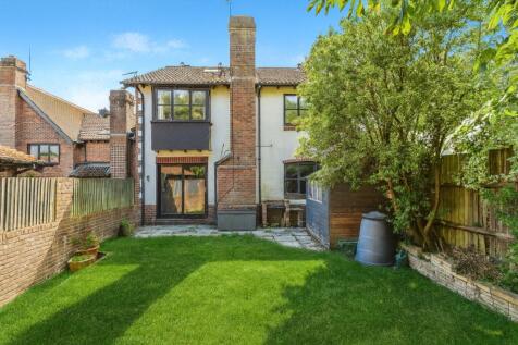 4 bedroom terraced house for sale