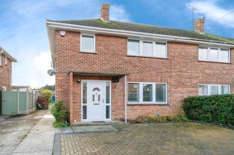 4 bedroom semi-detached house for sale