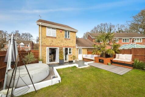 3 bedroom link detached house for sale