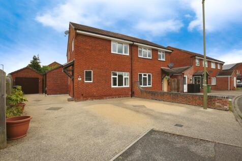 4 bedroom semi-detached house for sale