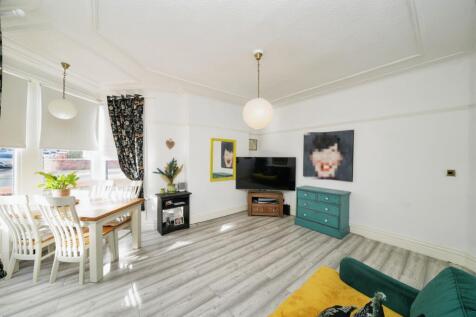 6 bedroom semi-detached house for sale