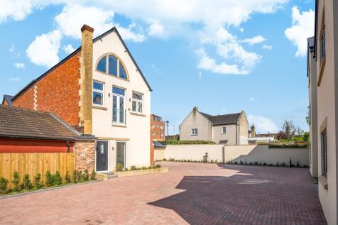 Gladstone Gdns, Gladstone Road... 2 bed duplex for sale