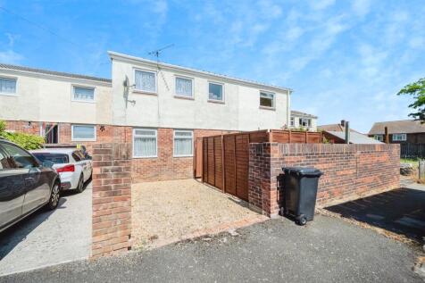 3 bedroom link detached house for sale