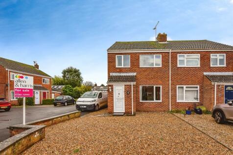 3 bedroom semi-detached house for sale