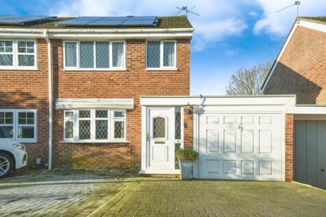 3 bedroom link detached house for sale