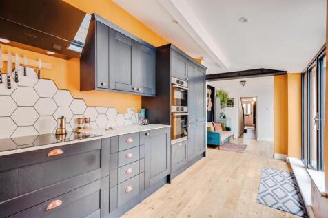 4 bedroom terraced house for sale