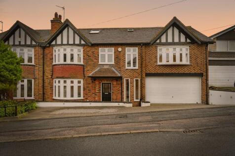8 bedroom semi-detached house for sale