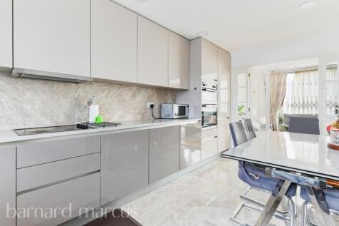 4 bedroom end of terrace house for sale