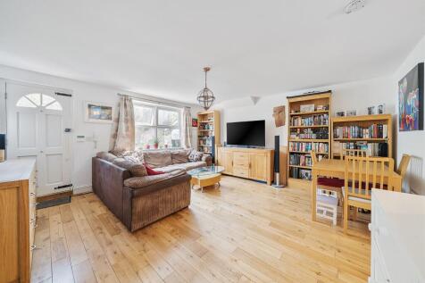 2 bedroom ground floor flat for sale