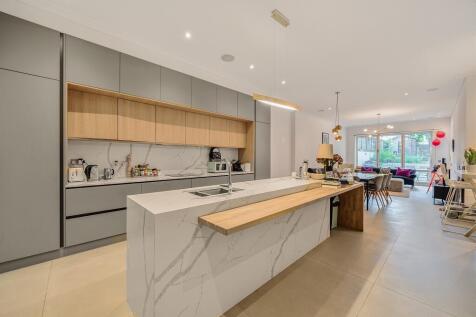 4 bedroom flat for sale