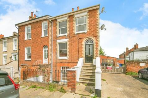 2 bedroom maisonette for sale