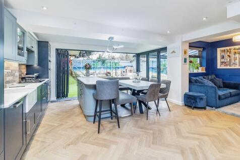 4 bedroom semi-detached house for sale