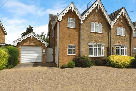 3 bedroom semi-detached house for sale