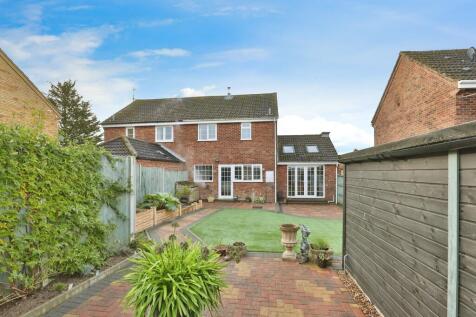 3 bedroom semi-detached house for sale