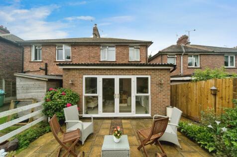 3 bedroom semi-detached house for sale