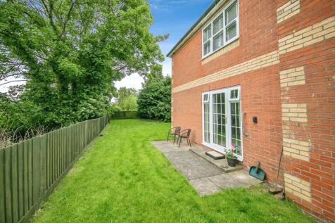 2 bedroom ground floor flat for sale