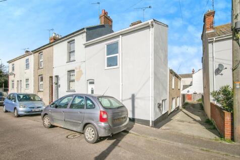 4 bedroom end of terrace house for sale