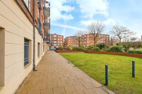 3 bedroom flat for sale