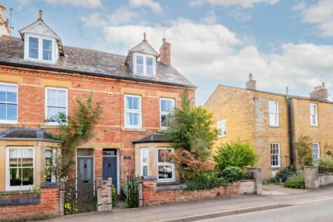 4 bedroom end of terrace house for sale