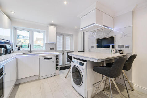 Wrythe Green Road, Carshalton 2 bed semi