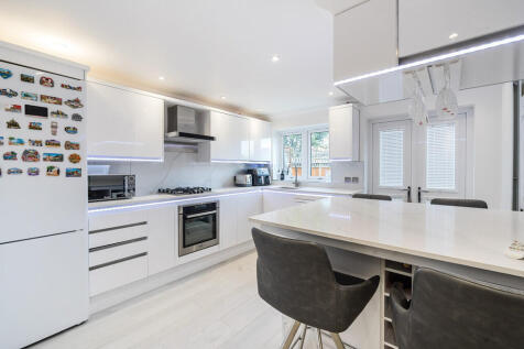 Wrythe Green Road, Carshalton 2 bed semi