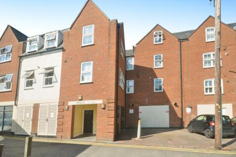 Western Gardens, Brentwood 2 bed flat for sale