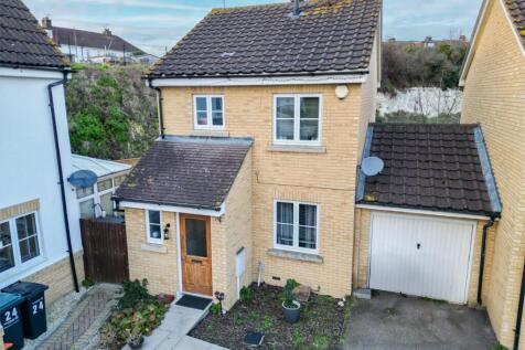3 bedroom link detached house for sale