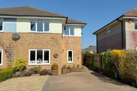 Wellingtonia Gardens, Hordle... 4 bed semi