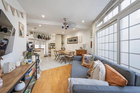 Doric Way, London 2 bed flat for sale