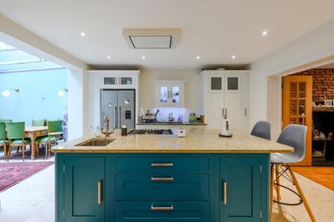 South Villas, London 2 bed maisonette for sale