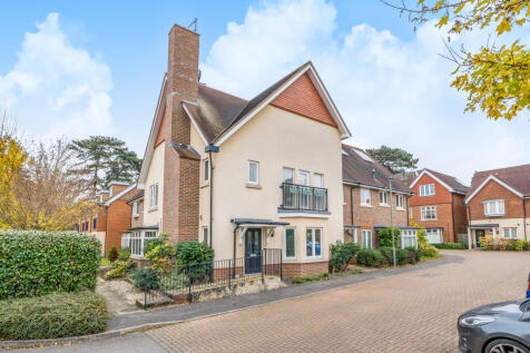 Ashtead 2 bed apartment for sale