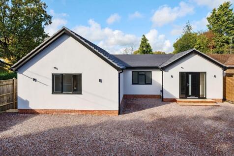 Amberley Road, Storrington, RH20 3 bed semi