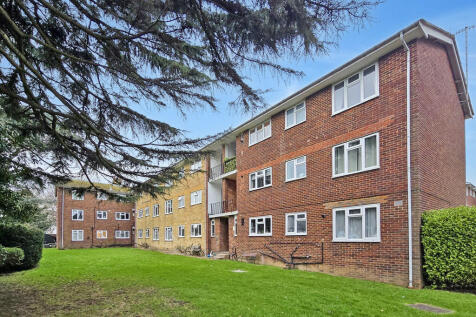Meadway Court, West Sussex BN42 2 bed apartment for sale