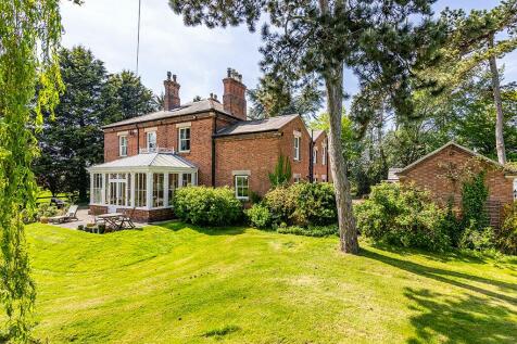 6 bedroom detached house for sale