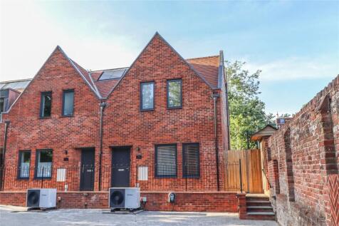3 bedroom link detached house for sale