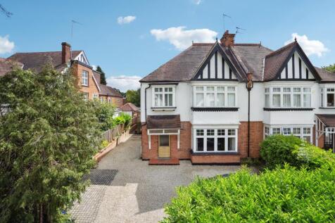 Moss Lane, Pinner Village, HA5 2 bed ground floor maisonette for sale