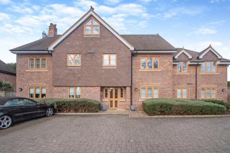Long Lane, Ickenham, Uxbridge UB10 2 bed apartment for sale