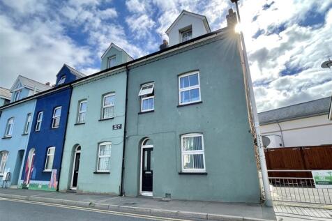 4 bedroom terraced house for sale