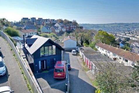 Higher Coombe Drive, Teignmouth, TQ14 3 bed detached house for sale