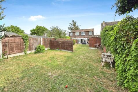 Point Clear Road, St. Osyth... 3 bed semi